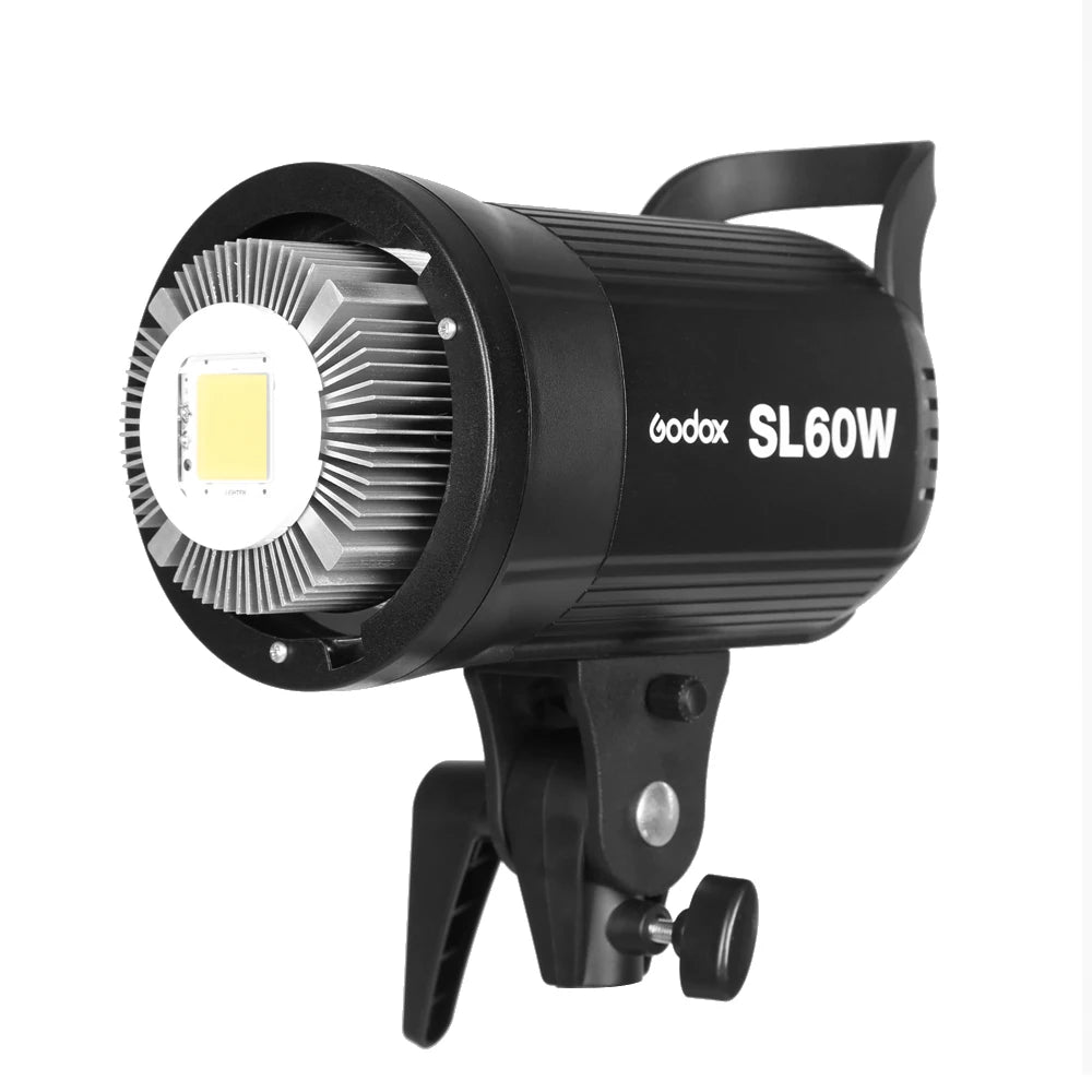 Luz LED Godox SL-60W montada en un estudio de fotografía, ideal para iluminación continua profesiona