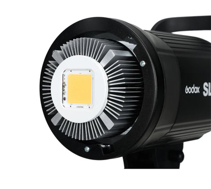 Godox SL-60W con montura Bowens y modificador de luz en un set de grabación de video, perfecta para fotógrafos y videógrafos