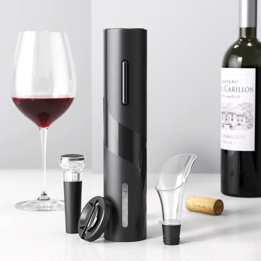 Abridor de vino eléctrico automático en color negro elegante sobre una mesa de cocina, ideal para abrir botellas de vino fácilmente.