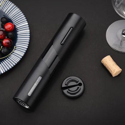 Abridor de vino eléctrico automático en color negro elegante sobre una mesa de cocina, ideal para abrir botellas de vino fácilmente.